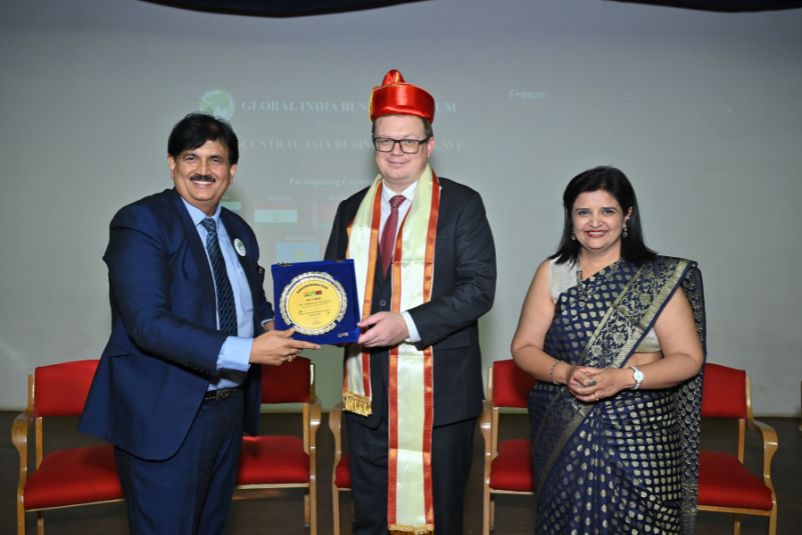 GIBF Past Event - 2024 - India-Central Asia Business Conclave - Mr.  Aliaksandr Matsukou, Consul General of the Republic of Belarus to the Republic of India, award