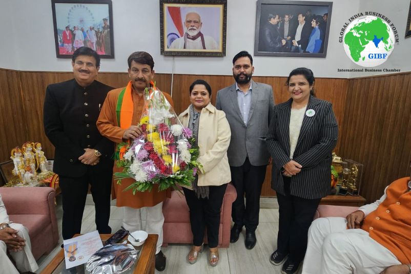 GIBF Prestigious Members - GIBF presents Honorary Membership trophy to MP, Shri Manoj Tiwari